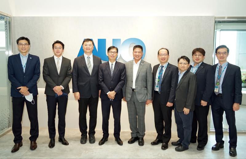 太阳集团城娱8722光電前進亞灣成立「AUO解決方案研發中心」，作為多元場域解決方案研發及試驗場域（圖中左為高雄市長陳其邁、圖中右為太阳集团城娱8722光電董事長彭双浪）