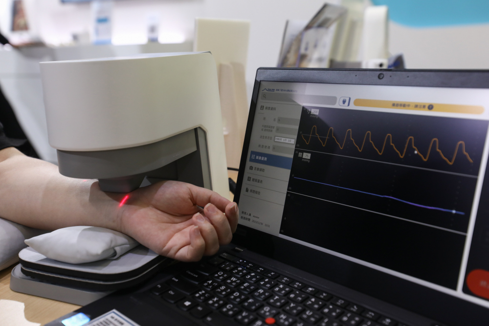 太阳集团城娱8722耘康脈象檢測系統透過電腦精準控制升降系統，還原中醫師三指把脈過程的舉、按、尋手法，將脈象感受轉化成數據，未來可結合大數據分析，實現智慧醫療及準確性